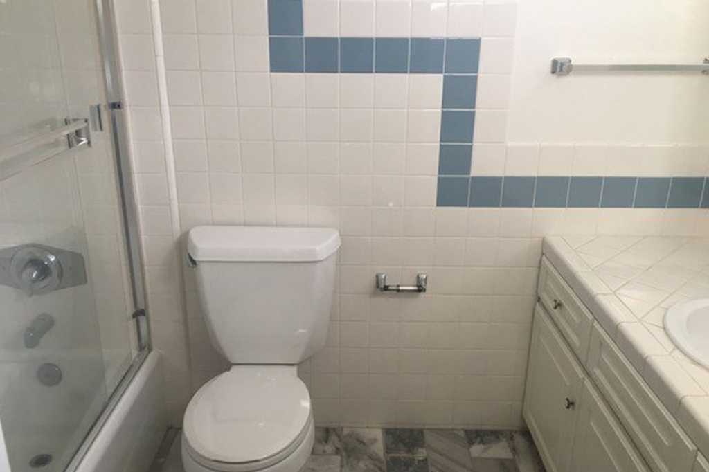 223 Loma Vista St B Bathroom